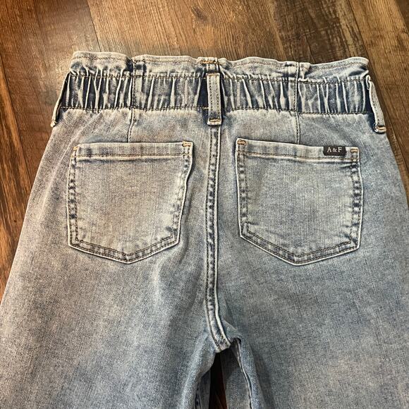 Abercrombie Kids High Rise Mini Mom Jeans | Size 9/10 | Relaxed Tapered Fit - Picture 4 of 4